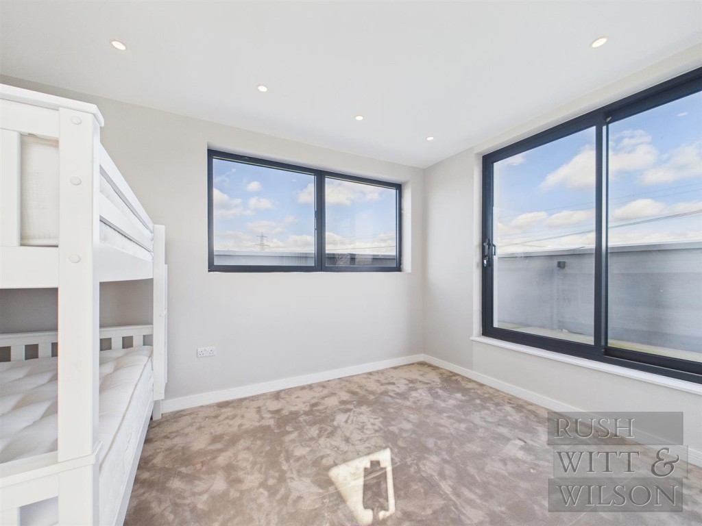 Lot: 100 - WELL PRESENTED DETACHED HOUSE - Dressing room/bedroom
